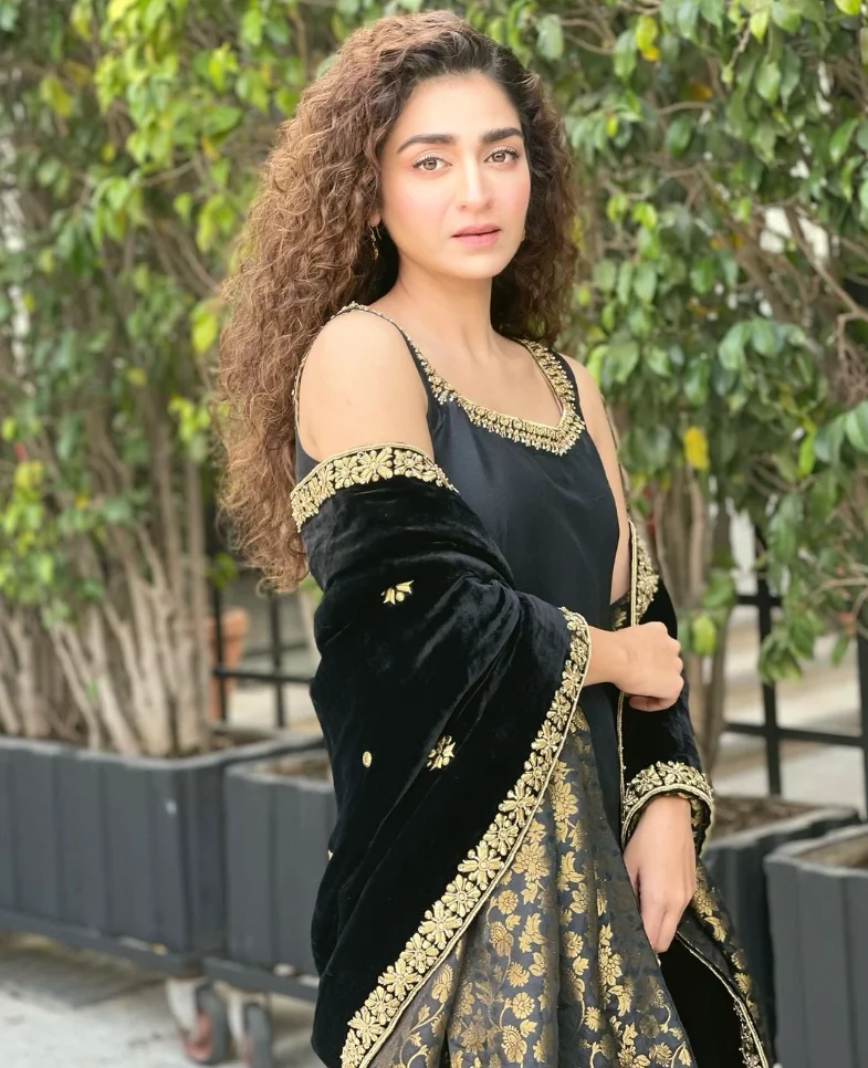 You realize Hajra Yamin is as yet single in this age with practically no beau and spouse. In the event that we discuss the time of Entertainer Hajra yamin in 2023, She turned is 28 years star, She is extremely savvy youthful and fit in this age. She was brought into the world in 1994 at karachi Pakistan.