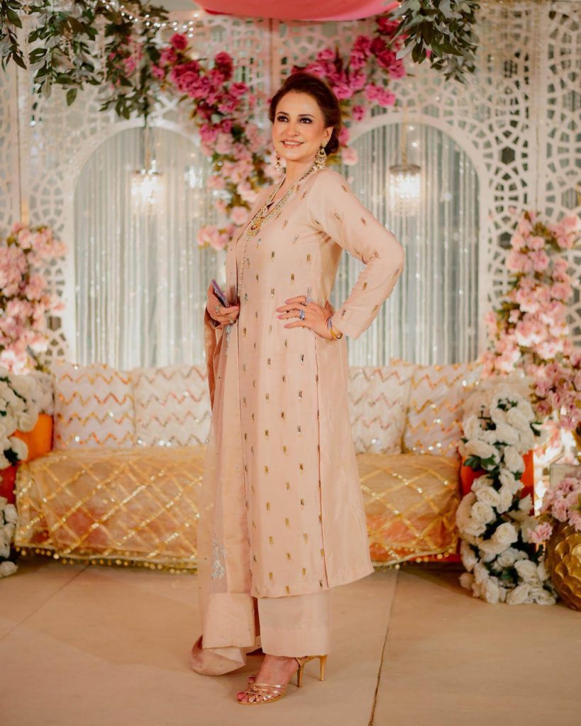 Actress Saba Faisal With Family At Her Niece’s Wedding