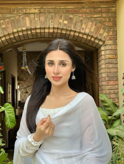 MASHAL KHAN LOOKS SO BEAUTIFUL AND YOUNG IN WHITE SAREE