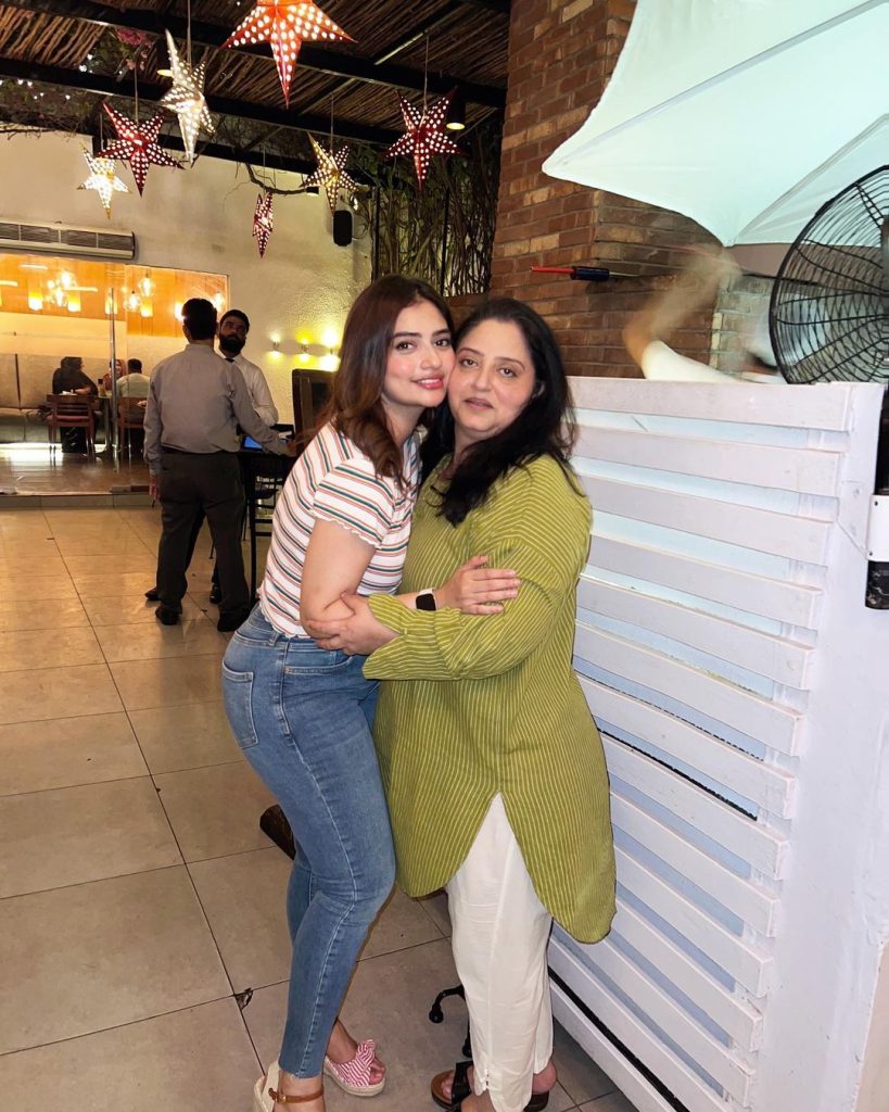 Faysal Qureshi Daughter Hanish Qureshi Beautiful Picture's with Family